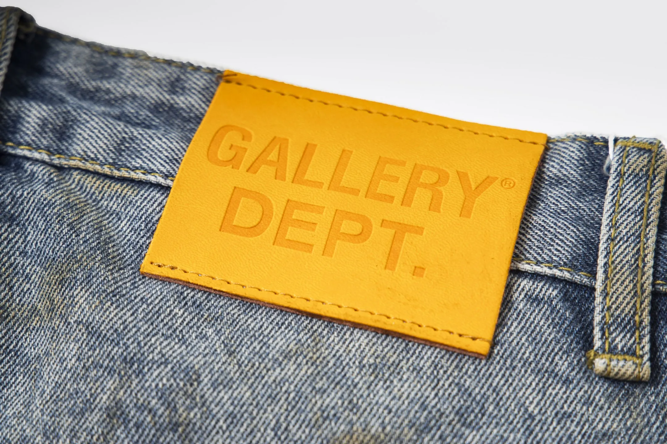 #8179 P260💰 GALLERY DEPT. Vintage splash-ink hole-cut logging spray-on dirty mud-dyed loose washed jeans - truly restore the ultimate texture of Vintage - original hardware accessories washed and other elevators, QR code analysis are all purchased from the original factory, high degree of restoration, you are welcome to compare with a certain product~ - Three-dimensional version Loose and comfortable, not picky about the figure, tall and slim, factory Seiko, original quality control, same style for men and women, can be matched with couples, versatile recommendation Essential jeans for all seasons - sizes: 28 30 32 34 36